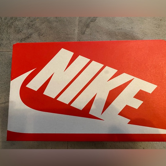 Brand New Women’s Nike Dunk Low Next Nature Size 6!! - Picture 4 of 4